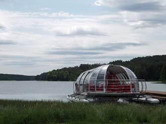 Studzienice. Pływająca restauracja na Jeziorze Studzieniczno